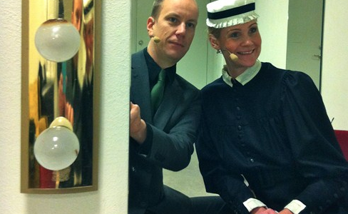 Aktör underhåller i Blå Hallen