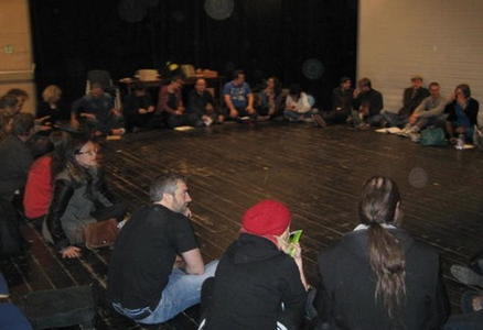 Aktör på scenen i Internationella improvisationsteaterfestivalen i Berlin